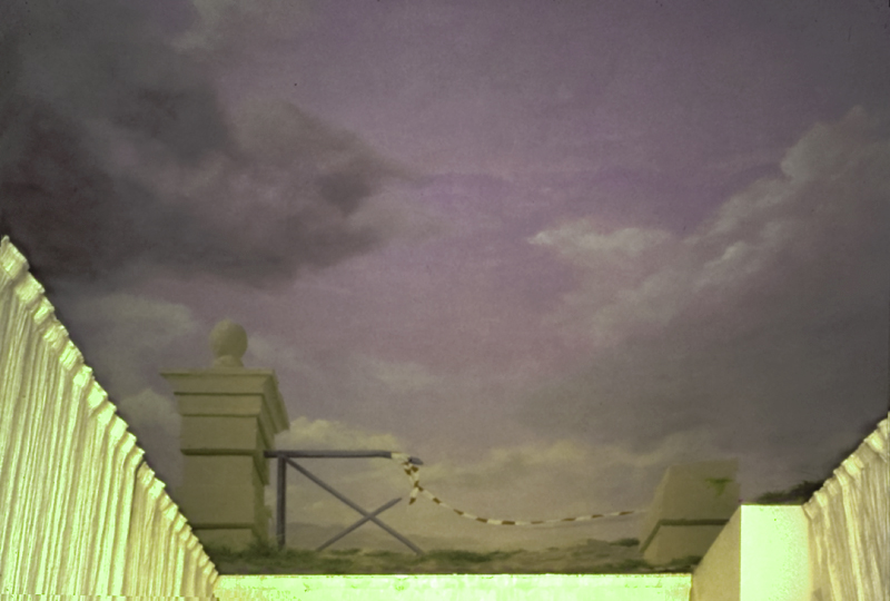 Anamorphose – Le plafond est plan, les éléments architecturaux se dressent verticalement sur le ciel. Paris