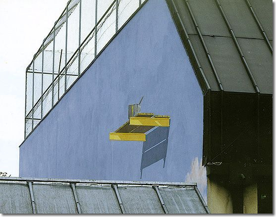 C’est d’ici, d’un point de vue latéral au plan du mur que l’anamorphose prend sa place et parait sortir du mur. Relief inattendu de la part d’une peinture à ce point de vue.