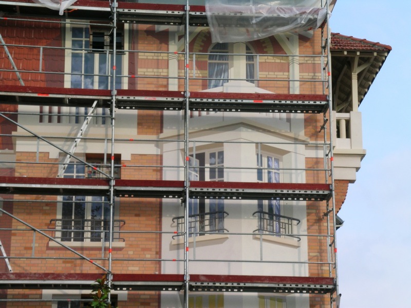 Tracés, mise en couleur, ombres et lumières à composer en altitude sur l’échafaudage fixe. Enghien-les-Bains