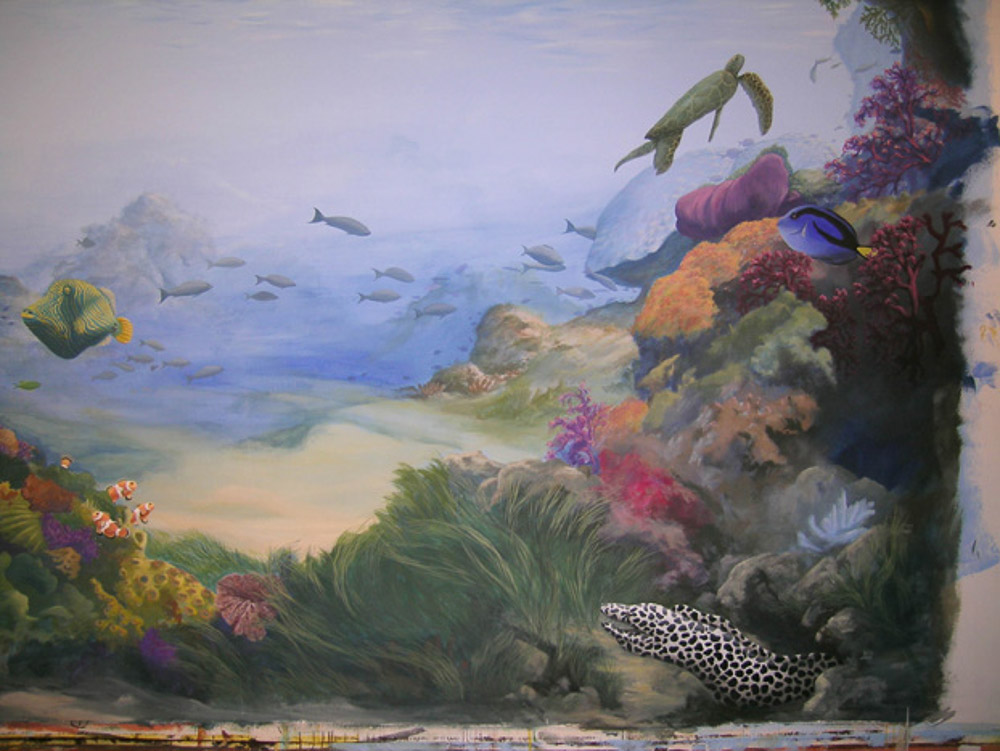Murène tachetée. fragment d’une peinture murale panoramique dans une salle de bains privée.