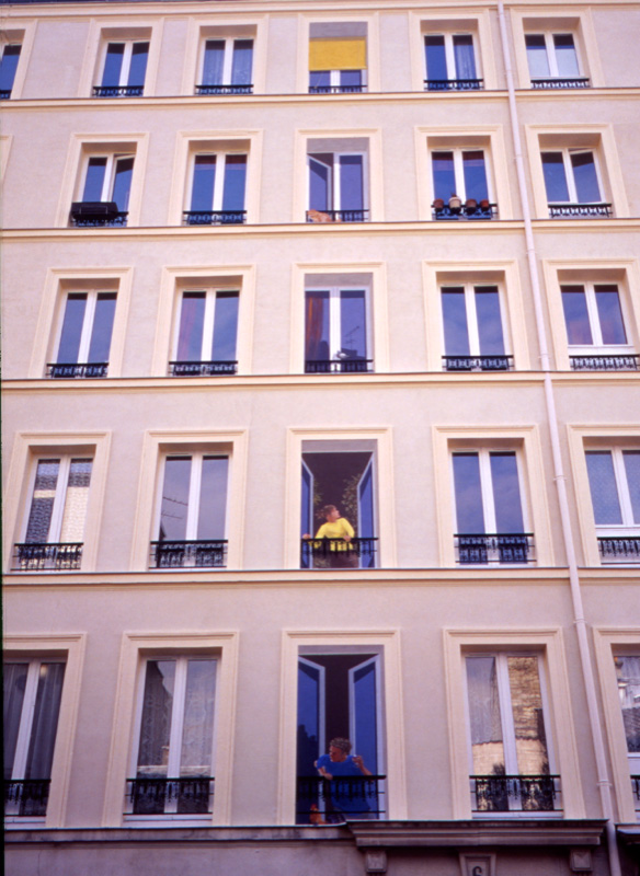 Rue Lepeu à Paris. Trompe-l’oeil de fausses fenêtres.
