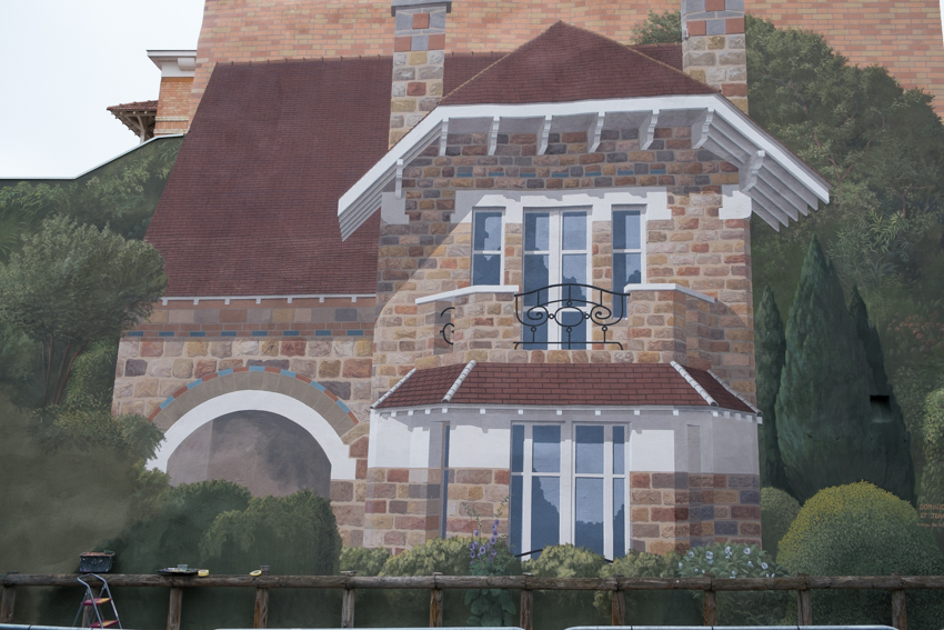 Villa entièrement peinte en trompe-l'œil architectural à Enghien-les-Bains.