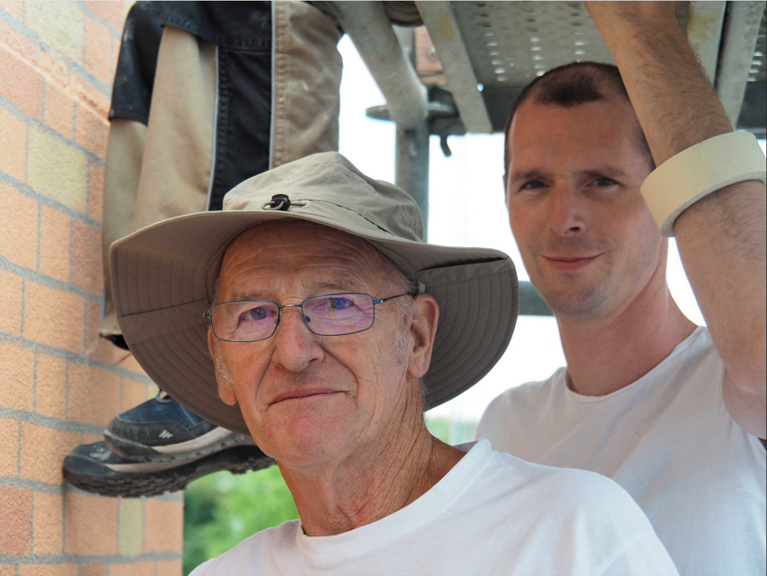 Dominique Antony et Félix Antony sur le chantier de trompe-l’oeil à Enghien-les-Bains. Photo: Florence Brissieux.
