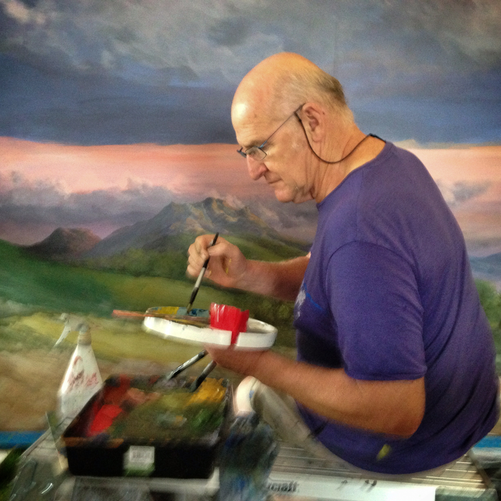 Dominique Antony concentré sur sa palette