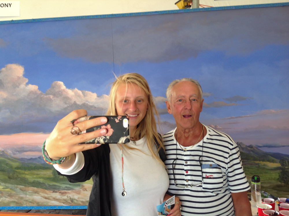 Selfie devant la peinture murale