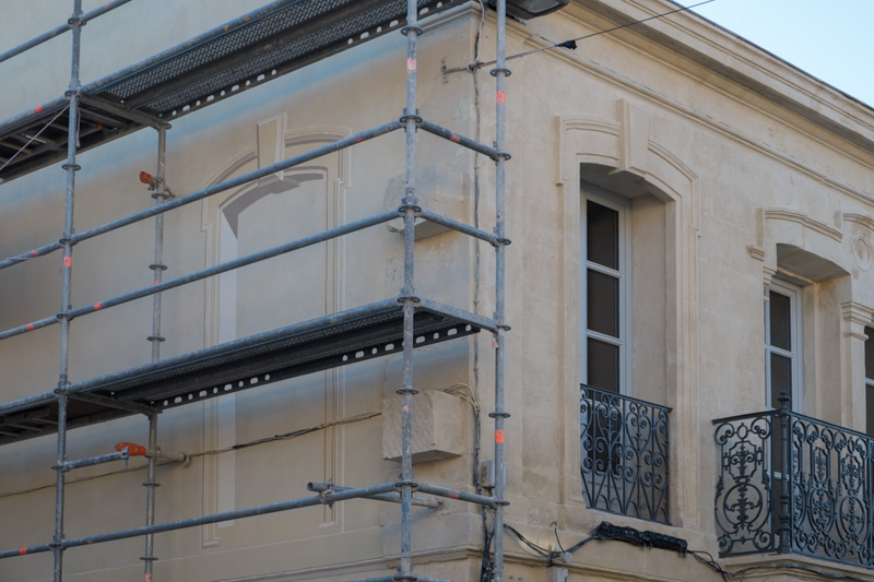 La fenêtre se compose dans la perspective choisie de l’avenue
