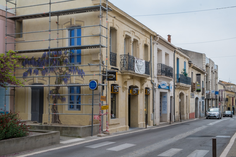 Trompe-l’oeil et glycine à Castelnau-le-Lez. L’heure d’enlever l’échafaudage