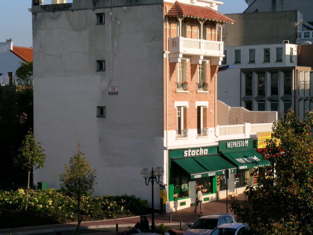 Vue en angle de la façade avant le trompe-l’oeil…
