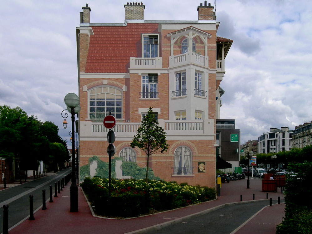 Le résultat : le trompe-l’oeil achevé, un nouvel environnement convaincant. De l’autre côté des voies, à Enghien-les-Bains, rue de l’arrivée, à l’angle de la rue Pilloy , une autre fausse façade en trompe-l’oeil
