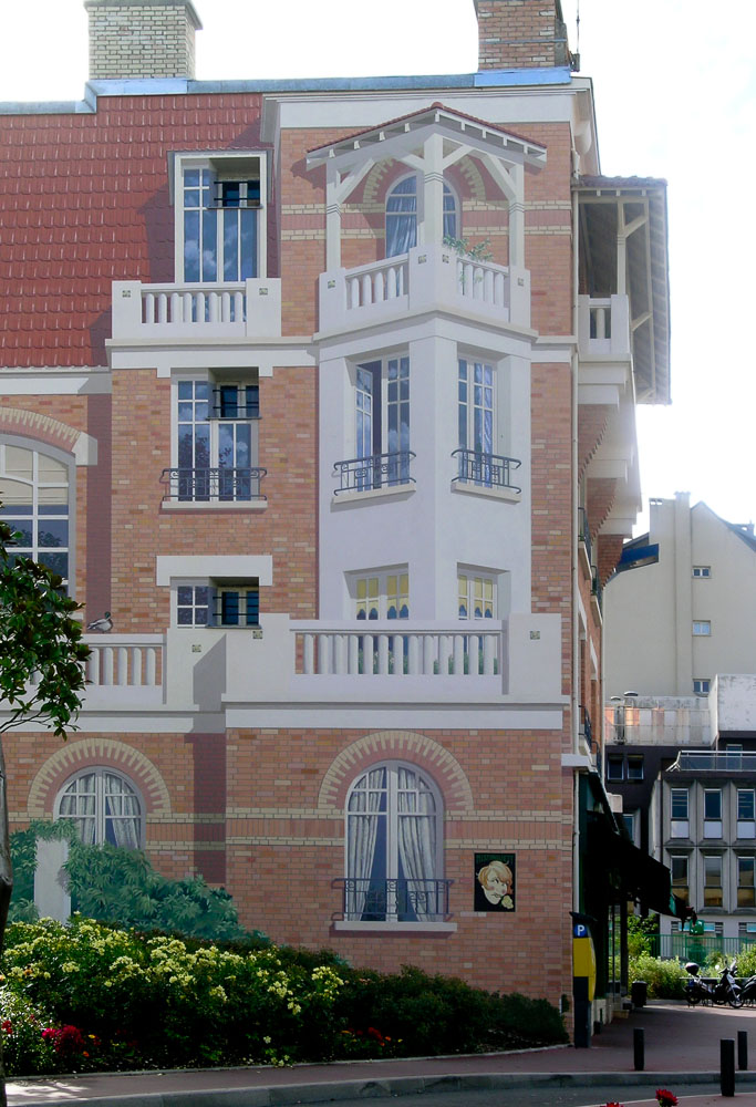 Le trompe-l’oeil architectural, fausse façade peinte a remplacé le mur gris de départ.