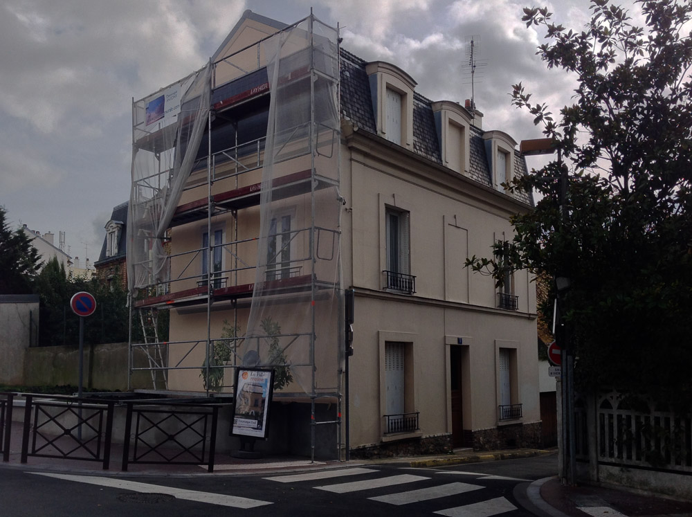 la fausse façade crée un retournement de la vraie façade