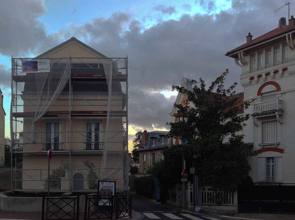 La fresque en trompe-l’oeil vient s’insérer dans un contexte architectural de qualité.